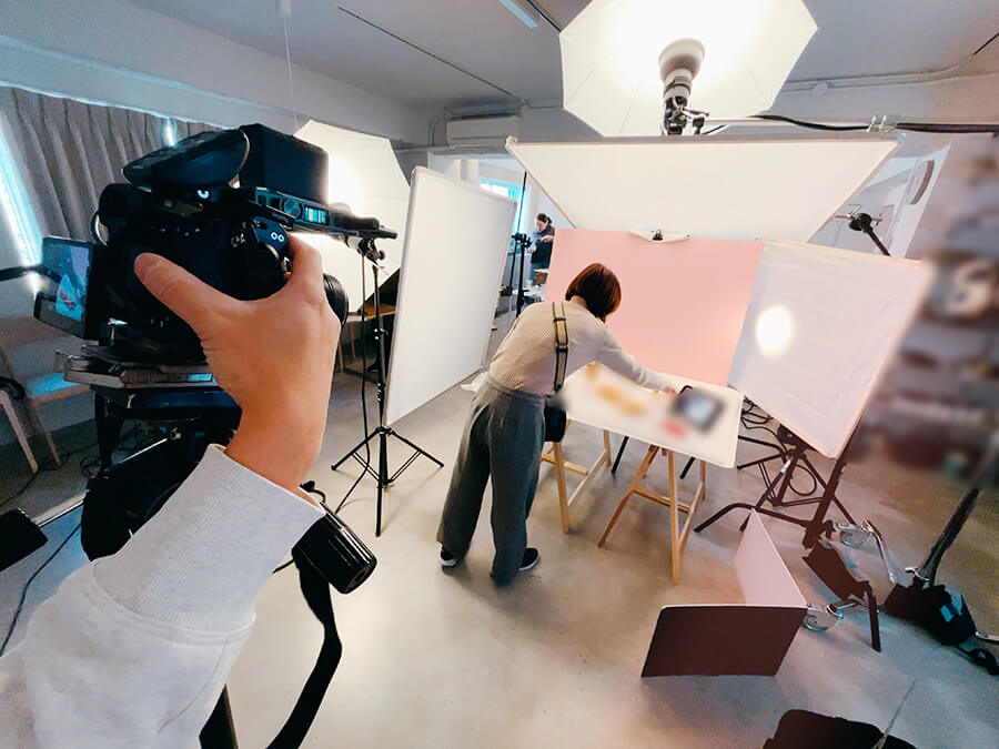 【ロケ撮影】外部スタジオでSNS広告用の写真撮影