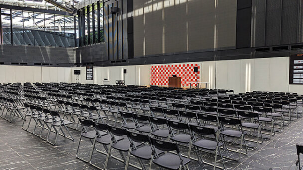 【ライブ配信】東京都内の屋内大型施設で証券セミナーイベントをオンライン配信
