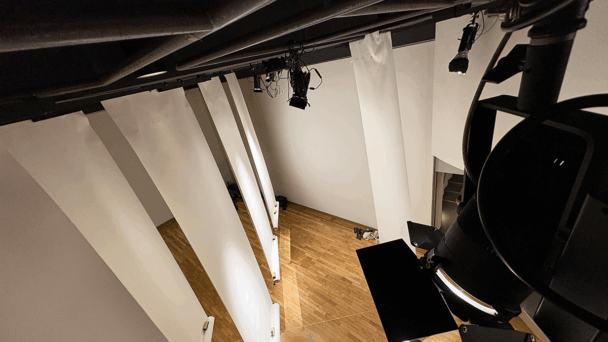 【ロケ撮影】アーティストによる展示会のライティング