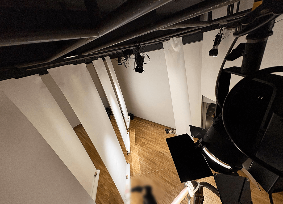 【ロケ撮影】アーティストによる展示会のライティング
