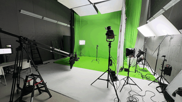 【クロマキースタジオ】ジブアームを用いたダイナミックなグリーンバック撮影