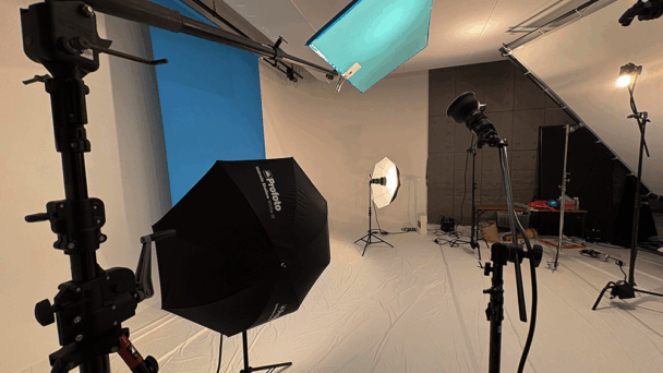 【スチール撮影スタジオ】スポーツ用品のイメージ撮影をブルーバックでスチール撮影
