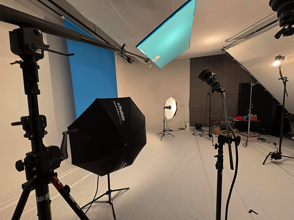 【スチール撮影スタジオ】スポーツ用品のイメージ撮影をブルーバックでスチール撮影