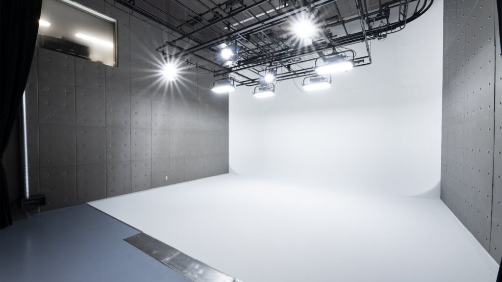 防音・同録対応の中型白ホリスタジオ（STUDIO 1 / 24坪）