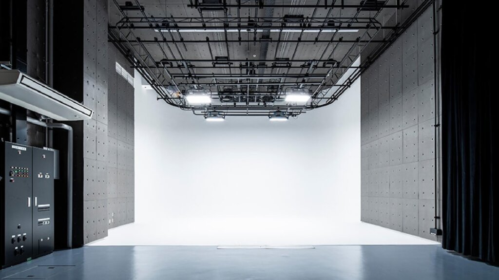 3面R白ホリゾント完備の大型撮影スタジオ（STUDIO 2 / 40坪）