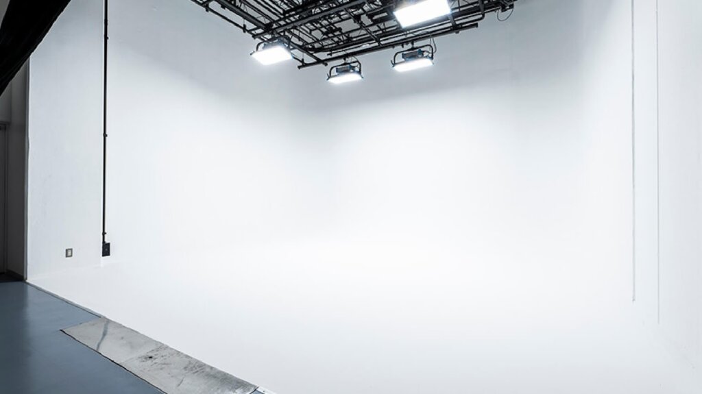 スチール撮影に最適な中型白ホリスタジオ（STUDIO 3 / 24坪）