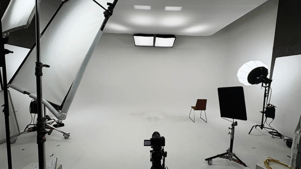 【動画撮影スタジオ】白ホリゾント収録で俯瞰撮影にも対応